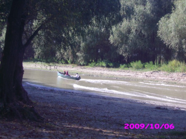 Canalul de unde plecau sau reveneau turisti si pescari care intr-un final va deveni o capcana....