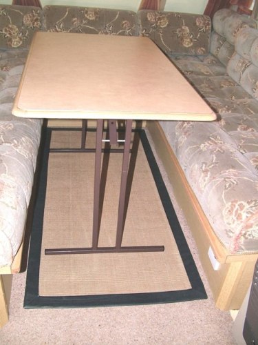 masa plianta_dintre canapele_tablie.JPG