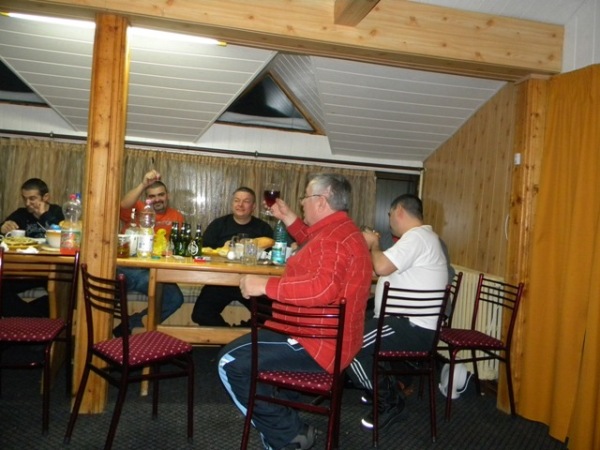 un pahar cu vin in cinstea prietenilor