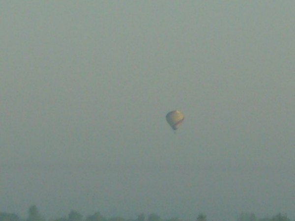 ...dimineata la 6.30.... un balon cu aer cald...(multi dormeau)...adica toti ...