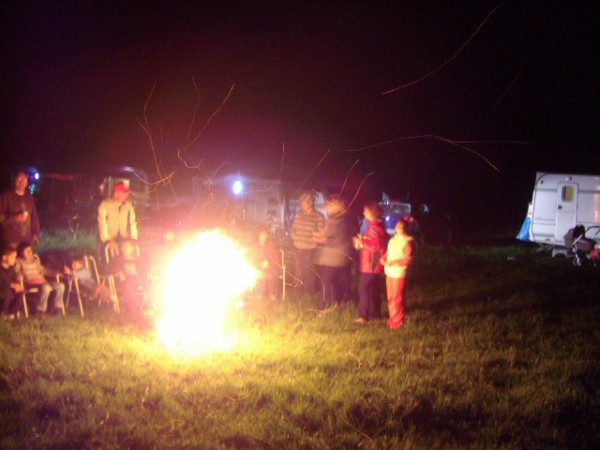 ...foc de tabara.