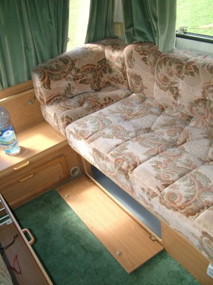 canapea dreapta_lada lenjerie.JPG