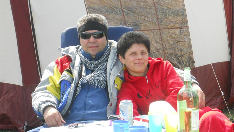 MUA si Zana (eu tocmai terminasem de sudat un gard )