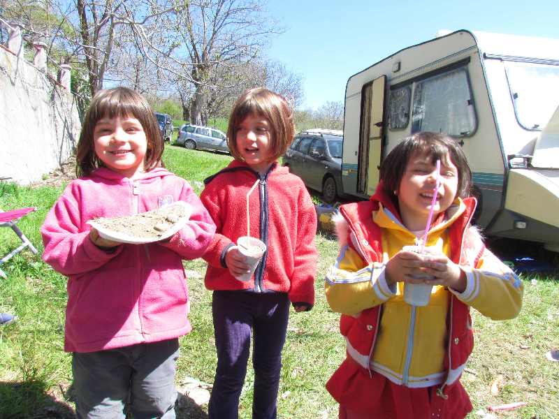 au prajiturit pt mine si mi-au cantat si la multi ani ...