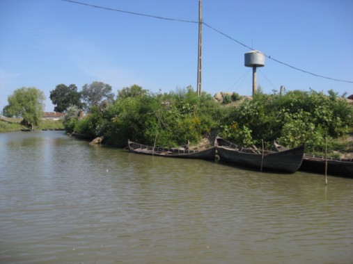 intrare in satul Gorgova , pe Sulina...