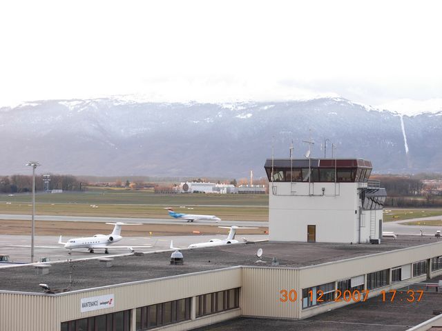 Aeroportul! singurul aeroport din Eu care se afla langa centrul orasului!in spate se vede Monte Blanc !