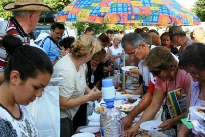 inghesuiala la masa romaneasca...jpg