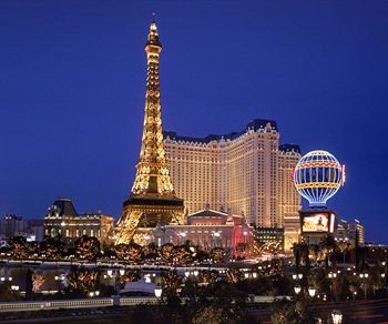 Paris Las Vegas. Un turn Eifel care rasare dintr-o constructie. In interior reproduse strazile parisului cu cafenele, parcuri, Tavanele sunt pictate si iluminate astfel incat pare o noapte linistita cu stele si luna in Paris. Muzica ambientala cu sansonete.