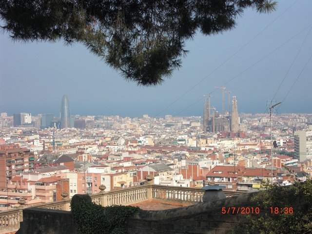 vedere panoramica asupra orasului cu sagradele in fundal