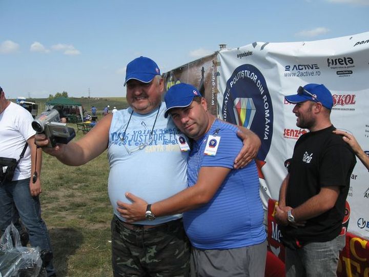 Doi prieteni cu sarcina toxica inainte de clipa fatala.