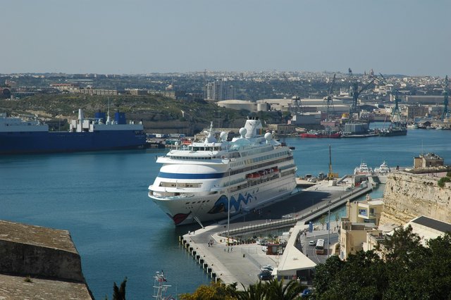 un alt vas acostat in LA VALLETA  in port