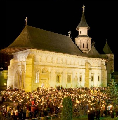 Vom merge impreuna, cu mic cu mare, la manastire in noaptea de inviere si vom aduce acasa lumina sfanta