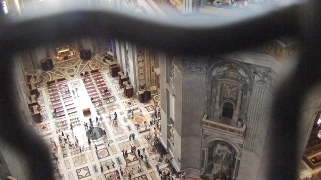 Interiorul catedralei vazut din cupola printre gratii