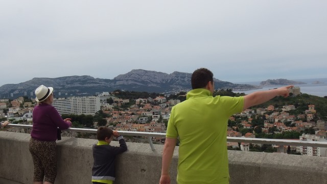 De sus de la basilica se vedeau insulele Chateau D&quot;if (inchisoarea contelui de Monte Cristo) si alta insula folosita ca si carantina pentru leprosi., dar si golful cu iahturi si nave.