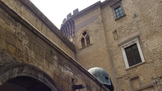 Castel nuovo, e o cladire sobra, anosta cu cateva obiecte de arta expuse, un amestec de istorie ci sculpturi moderne.