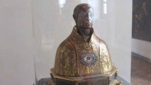 Bustul  Sfantului Ianuarie (San Genaro) protector al Napoli, martirizat de romani in secolul unu. Au incercat sa il omoare dandul la ursi sa il manance, in arena, dar ursii nu i-au facut nimic asa ca i-au taiat capul.