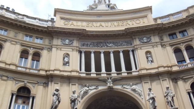 Teatro san Carlo  <br />Teatrul a oferit zeci de ani una dintre cele mai mari scene din lume, scenă pe care au avut loc mai multe premiere, precum Rossini, Bellini sau Donizetti