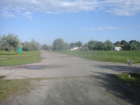 Pe dreapta Ena, pe stanga celalalt camping, se vad &quot;dotarile&quot; wc-uri ecologice.