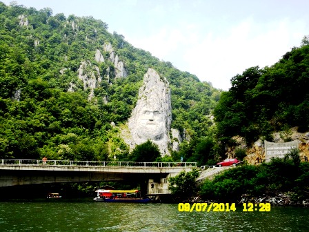 Confluenta Dunarii cu Mraconia si chipul regelui dac,Decebal,in golful Mraconia