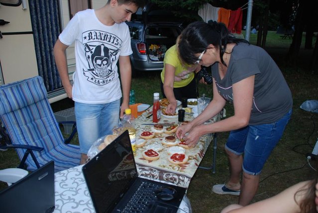 DSC_7859.JPG (102.36 KiB) Vizualizat de 3435 ori Preparat traditional romanesc...(cel turcesc contine colesterol...)