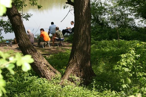 De dimineata langa lac, pescarii amatori...