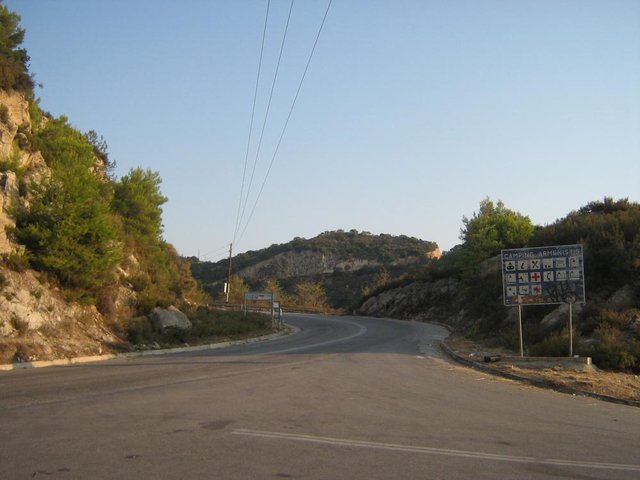drumul de acces în camping...în partea dreată se virează spre camping, înainte se merge spre Vourvourou