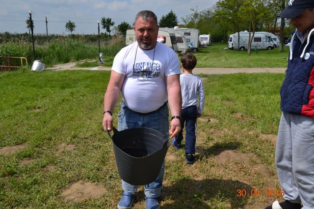 Concurs pescuit la care Robert Coman din Ploiesti a prins 10 kg de caras ( cu tot cu apa din galeata ) a primit premiu un cadou si diploma de pescar .