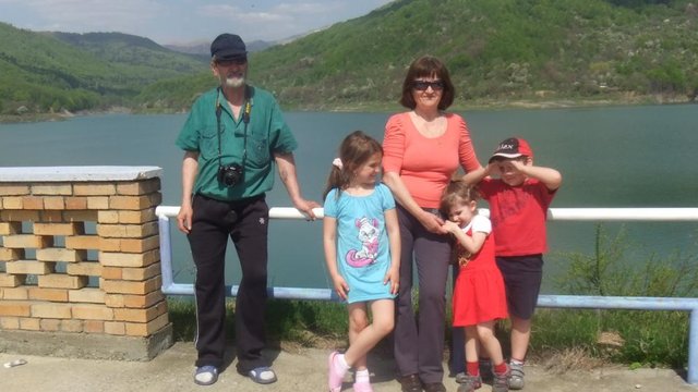 Jan Vasiliu, cu sotia, si cei doi nepotei, si Alisia Baltateanu