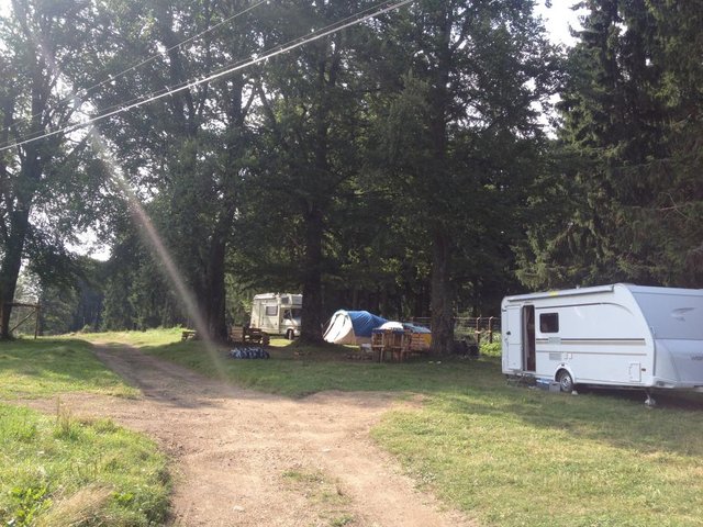 Este un camping in proportie de 95% pentru corturi. In cele 4 nopti petrecute acolo in afara de rulota mea a mai fost doar cate o rulota sau camper.