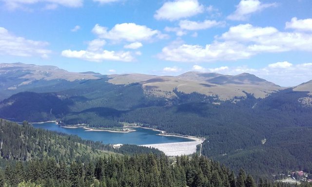 Lacul Bolboci in prim plan, Crucea si Costila in planul indepartat vazute de la Podul cu Florile