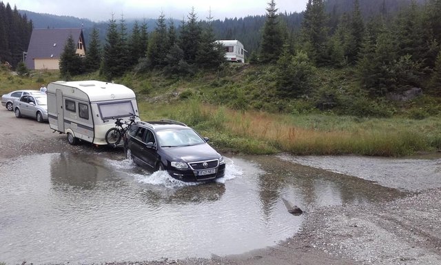 Trecerea prin rau la intrarea in camping