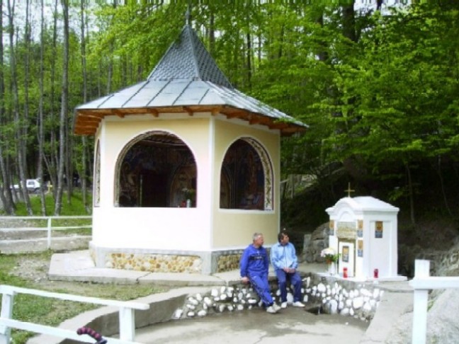 Doi turisti la odihna, studiind cu mare atentie istoria.