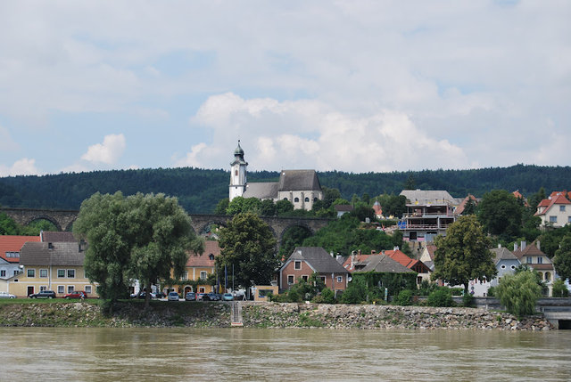 La scurt timp dupa plecarea din Melk, vaporasul a facut prima oprire, la debarcaderul din Emmersdorf. Opririle sunt însa scurte, limitate strict la coborârea/urcarea pasagerilor. Pe tot traseul plimbarii pe Dunare, prin fata pasagerilor de pe vaporase se deruleaza o succesiune de localitati mici, pitoresti, cu cladiri istorice, cu fatade impecabile si multe, multe flori. Distinctiva pentru fiecare asezare este silueta bisericii locale, reperul principal al localitatilor.