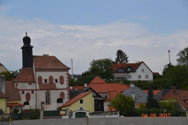 Odata ce se lasa în urma podul de la Emmersdorf, începe practic partea frumoasa a Vaii Wachau. Castele sau doar ruine încep sa apara de-a lungul firului apei, pe promotorii stâncoase sau pe culmi ale dealurilor din apropiere, dominând prin pozitie strategica ori prin siluete impozante. In locurile unde padurea densa dispare, îsi fac aparitia terase cu vita de vie, impecabil îngrijite, Wachau fiind si o cunoscuta zona viticola.