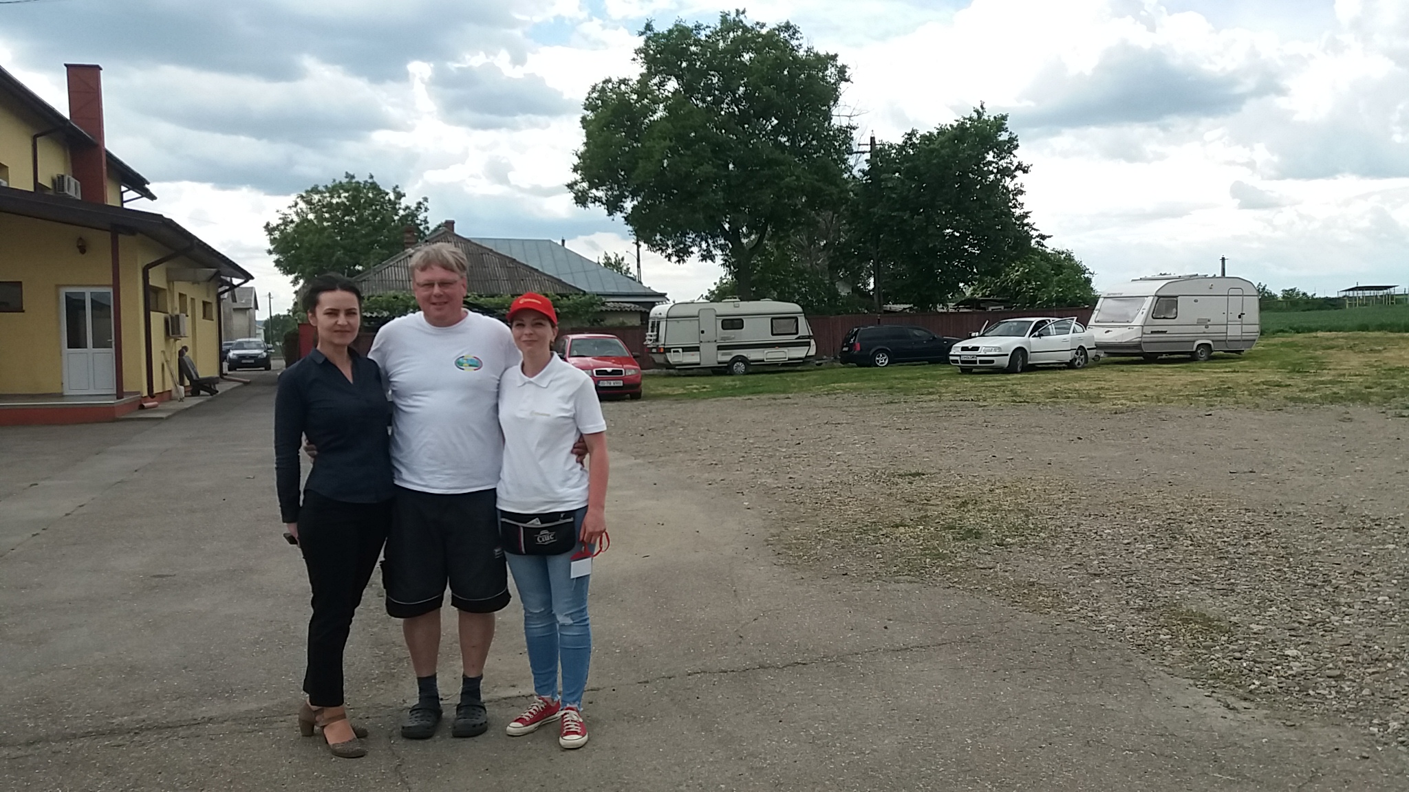 Cu puțin timp înainte de a pleca spre casă, am întâlnit administratorul hotelului, domnișoara din dreapta mea și i-am mulțumit din nou pentru găzduire.<br />Eram foarte emoționat când am făcut această fotografie.