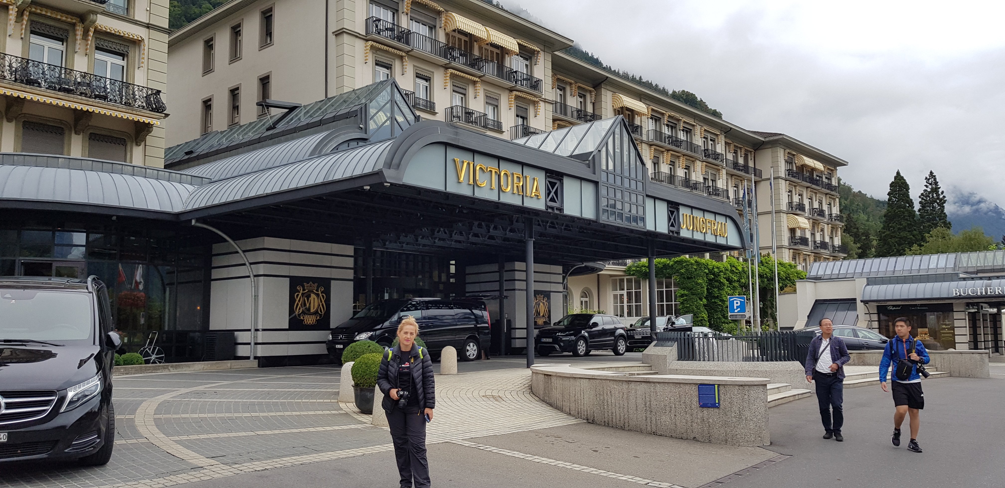 Hotelul Victoria-Jungfrau /Acest hotel maiestuos de cinci stele ofera o priveliste uimitoare spre Muntele Jungfrau. Deschis  in 1865.
