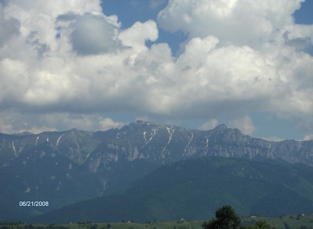 Masivul Bucegi vazut din satul Pestera