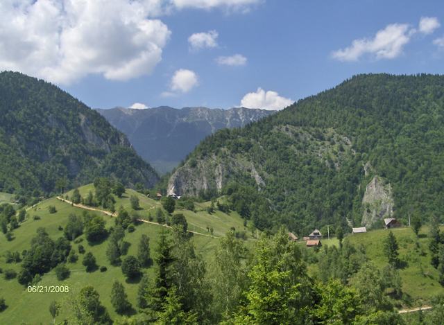 Masivul Piatra Craiului vazut din satul Magura