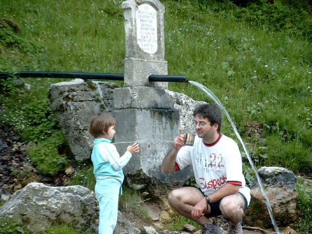 O cana cu apa la fantana lui Botorog