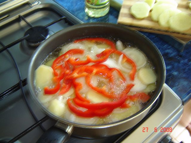 Pentru gust.....am adaugat ardei! Sper sa fi facut bine!