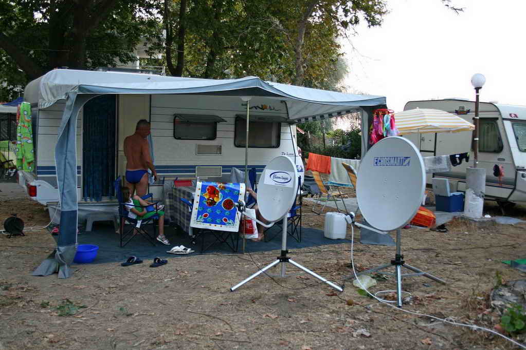 Dupa lupte seculare cu copacii inalti din camping , reusim sa si prindem ceva, gasim o fereastra intre doi copaci alaturati si avem gigi tv!