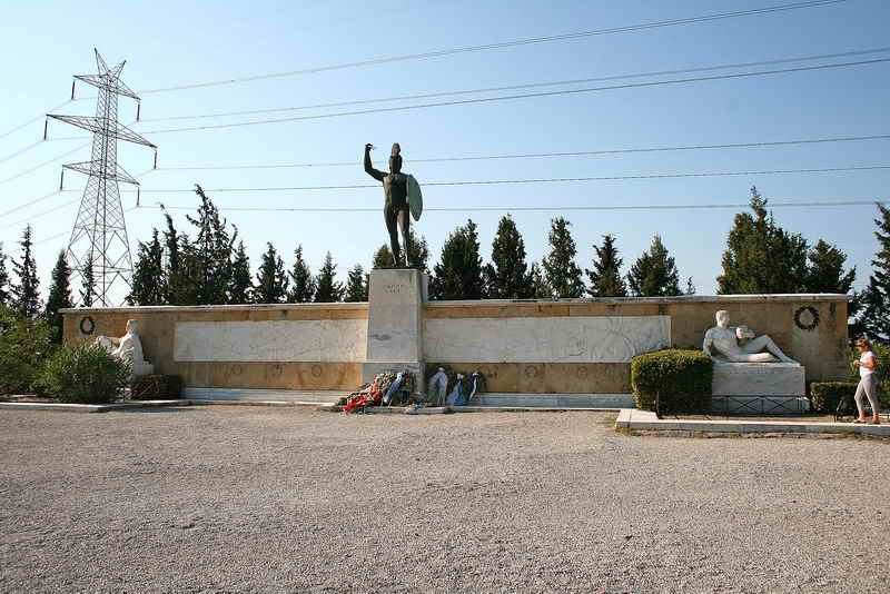 Monumentul din Termopylae, aflat la jumatatea drumului dintre Platamonas si Athena, chiar langa autostrada.