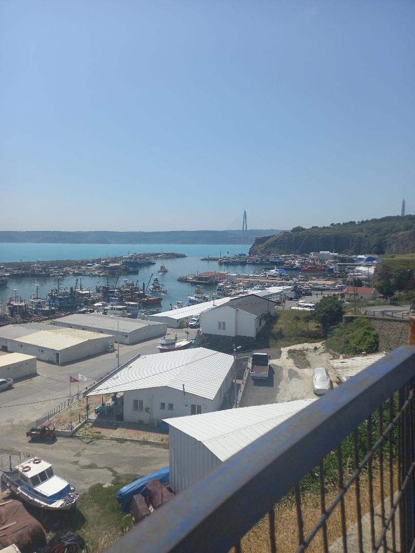 Port Rumelifeneri, in zare, podul peste Bosfor la autostrada.jpeg