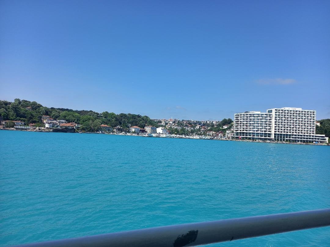 Malul european al Bosforului la plecarea din portul Sariyer.jpeg