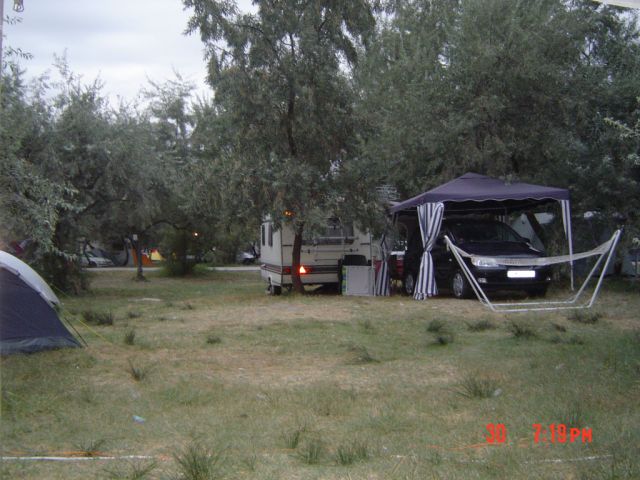 ÃƒÅ½n camping, rulotÃ„Æ’ luatÃ„Æ’ ÃƒÂ®n acea zi de la un belgian, cu toatÃ„Æ’ dotarea existentÃ„Æ’ (Burstner, 1989, 4 locuri, pat suprapus, 2.000 Euro)