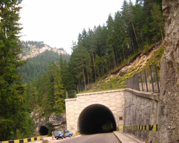 Tunelul nou, alaturi de cel vechi(stanga).