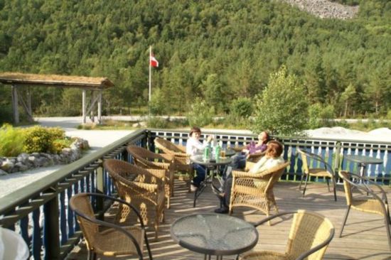 Preikestolen In asteparea mancarii, la o bere (de 8 euro).jpg