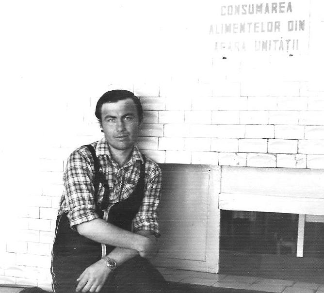 Dupa o saptamana de soare pe munte, in tabara Scolii de ghizi BTT (se vede urma de la caciula pe frunte) Feb.82