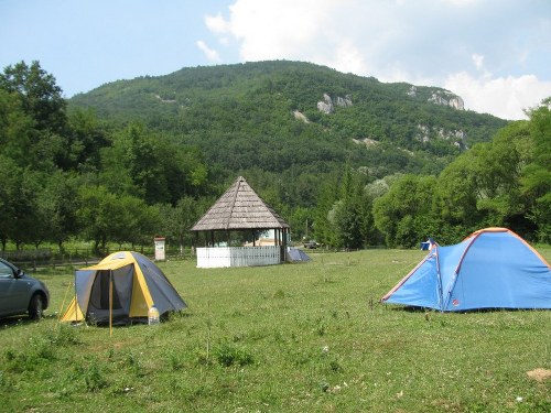 Campingul de la Pastravarie.