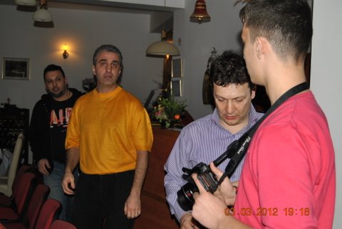 Ctalin Junior devine paparazii...<br />Cand l-am intrebat al cui fecior e , mi-a raspuns mandru: al presedintelui. Alexandru are mai multa stofa decat seniorul, si are si prestanta.